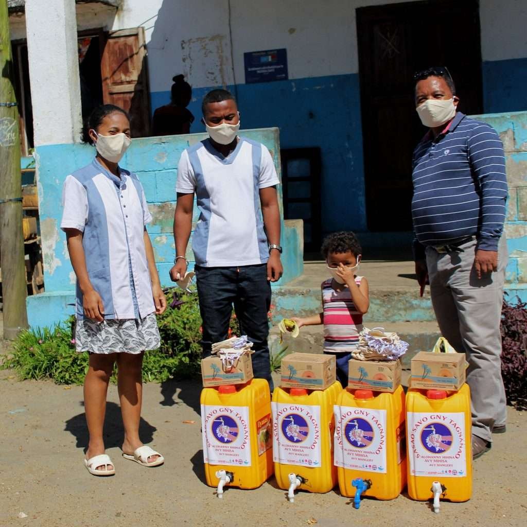 Team einer Gesundheitsstation in Mahatalaky im Südosten Madagaskars mit Hygiene-Ausstattung