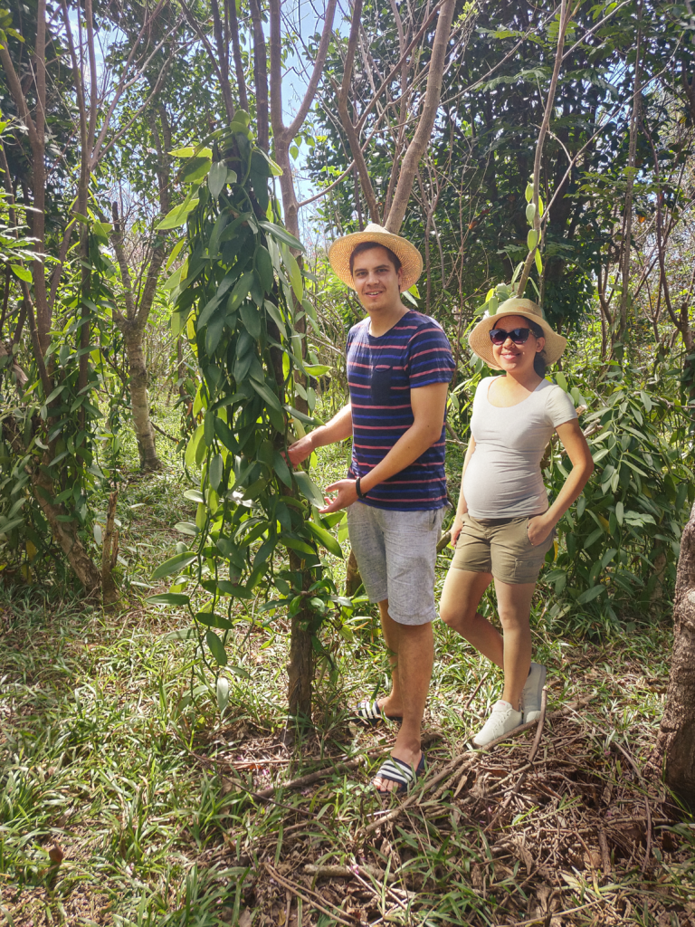 Andréa und Stefan an einer tragenden Vanilleranke auf der Farm der Familie in Madagaskar