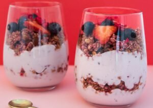 Mehr über den Artikel erfahren Rezept: Vanille-Beeren-Joghurt-Parfait